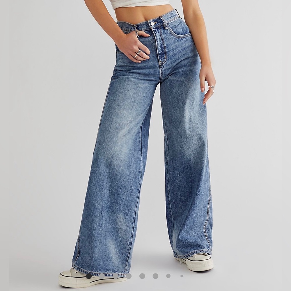 Free People CRVY Gia Wide Leg Jeans size 35 color sunrise blue